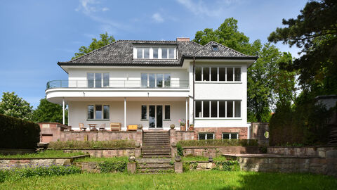 Die Villa Paulstor 8 in Fulda. Blick auf die Villa mit Garten
