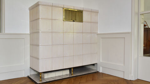 Weißer Kachelofen in der Villa Paulustor