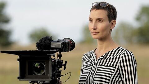 Dokumentarfilmregisseurin Yasmin C. Rams Yasmin C. Rams steht neben einer Kamera