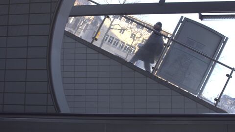 Szene aus "Work in Transition": Ein Mann geht eine Straße entlang