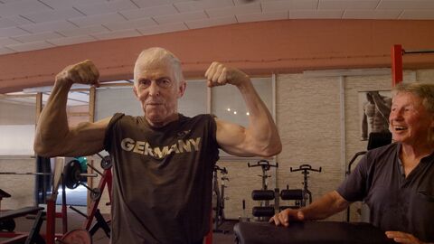 Szene aus "Fitness California" Szene aus "Fitness California": Ein alter Mann spannt seine bemuskelten Arme an