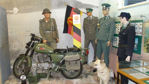 Ausstellung im Grenzmuseum Schifflersgrund Ausstellung im Grenzmuseum Schifflersgrund: Figuren mit DDR-Uniformen
