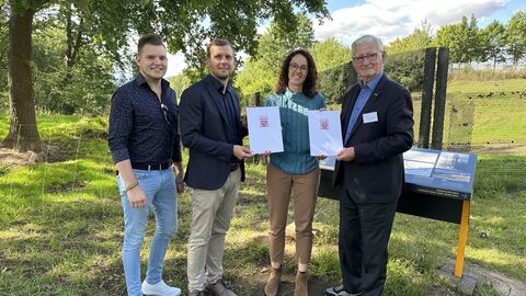 Gruppenbild mit Kunst- und Kulturministerin Angela Dorn, Landtagsabgeordnetem Felix Martin und zwei Museumsmitarbeitern bei der Übergabe der Auszeichnung "Museum des Monats"