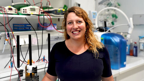 Dr. Katharina Höfer erforscht, wie die RNAylierung von Proteinenin pharmazeutisch relevante Anwendungen umgesetzt werden kann. Dr. Katharina Höfer in ihrem Labor