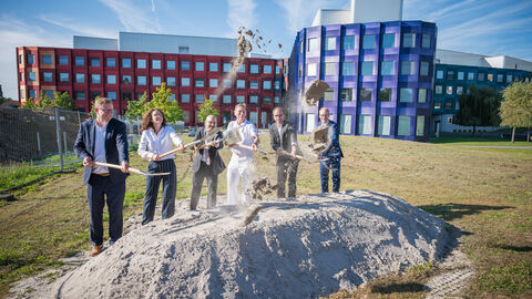 Ministerin Dorn setzt mit Vertreterinnen und Vertetern von Land und Hochschule den Spatenstich für das neue Lungeninstitut.