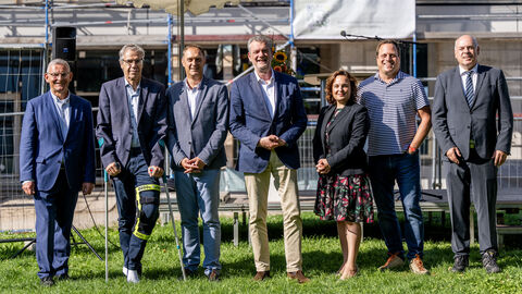 Staatssekretärin Ayse Asar mit Vertretern von Stadt, Land und Hochschule beim Richtfest Staatssekretärin Ayse Asar mit Vertretern von Stadt, Land und Hochschule beim Richtfest