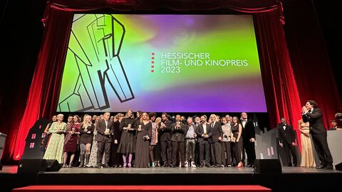 Die Preisträgerinnen und Preisträger des Hessischen Film- und Kinopreises 2023 auf der Bühne Die Preisträgerinnen und Preisträger des Hessischen Film- und Kinopreises 2023