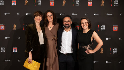 Kunst- und Kulturministerin Angela  Dorn (2.v.l.) mit Newcomer-Preisträger Behrooz Karamizade, Hessenfilm-Chefin Anna Schoeppe (r) und Schauspielerin Christina Hecke