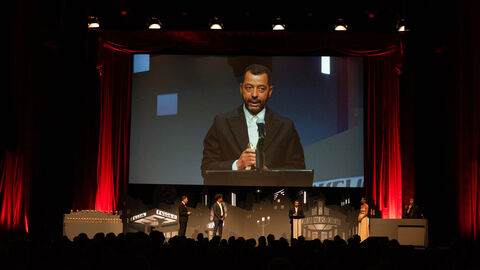 Oliver Hardt, Gewinner in der Kategorie "Bestes Drehbuch", bei seiner Dankesrede auf der Bühne