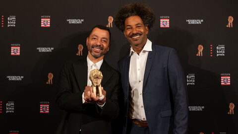 Oliver Hardt, Gewinner in der Kategorie "Bestes Drehbuch", und Laudator Tyron Ricketts vor der Fotowand