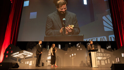 Emiliano Proietti, Gewinner in der Kategorie "Bester Hochschulabschlussfilm", auf der Bühne bei seiner Dankesrede