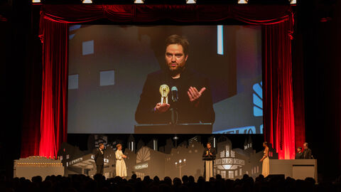 Mario Pfeifer, Gewinner in der Kategorie "Bester Kurzfilm", auf der Bühne bei seiner Dankesrede