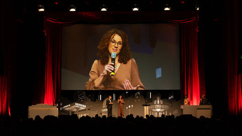 Kunst- und Kulturministerin Angela Dorn auf der Bühne