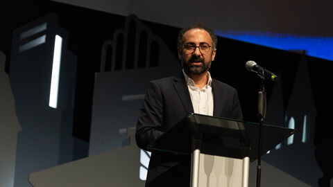 Newcomer-Preisträger Behrooz Karamizade am Rednerpult