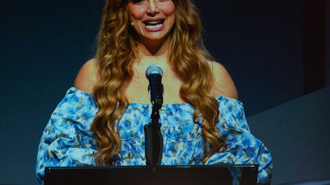 Enissa Amani bei ihrer Laudatio auf der Bühne.