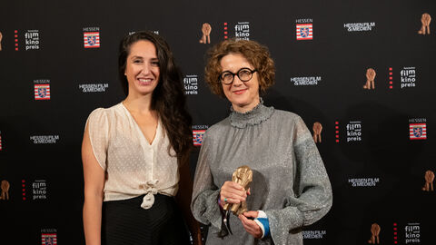 Livia Theuers (r) Film "Das Kino sind wir" wurde mit einem Sonderpreis der Filmpreisjury ausgezeichnet. Jurymitglied Asli Özarslan mit Preisträgerin Livia Theuer