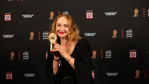 Brigitte Hobmeier hat den Schauspieler*innenpreis in der Kategorie Beste Nebenrolle gewonnen. Brigitte Hobmeier mit der Löwenstatue