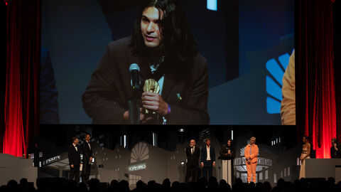 Schauspieler Benjamin Radjaipur auf der Bühne bei seiner Dankesrede