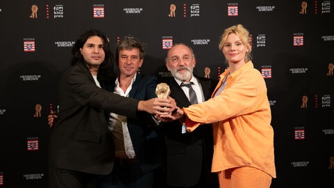 Der Cast von "Was man von hier aus sehen kann" mit der Löwenstatue