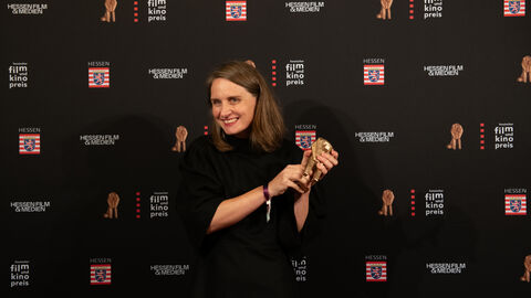 Regisseurin Bettina Blümner, Gewinnerin in der Kategorie "Bester Spielfilm", vor der Fotowand