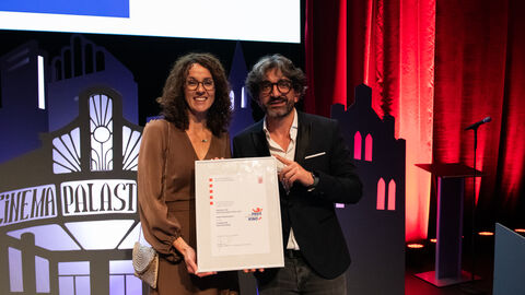 Kunst- und Kulturministerin Angela Dorn mit dem Chef der Filmbühne Bad Nauheim