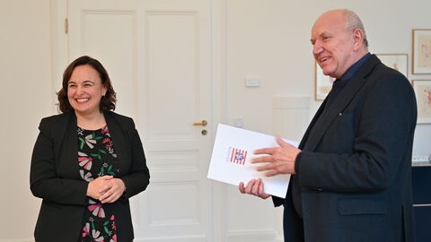 Staatssekretärin Ayse Asar mit Michael Eberhardt, Inhaber der Ehrenurkunde für Kunst und Kultur Staatssekretärin Ayse Asar mit Michael Eberhardt