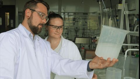 Zwei Mitglieder des Gründerteams von "CeraSleeve" im Labor