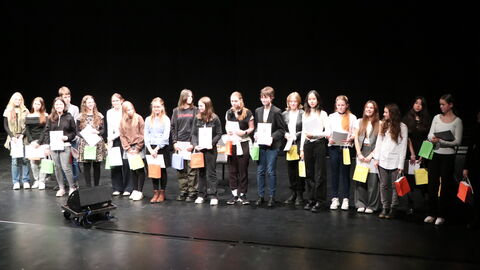 Die Gewinnerinnen und Gewinner des Wettbewerbs "Ohne Punkt und Komma" Die Gewinnerinnen und Gewinner des Wettbewerbs "Ohne Punkt und Komma" auf der Bühne