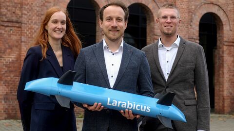 Das Gründerteam von "Larabicus" mit ihrem Schiffsputzroboter. Das Gründerteam von "Larabicus" mit ihrem Schiffsputzroboter.