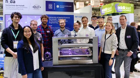 Das Gründungsteam von FlipoQ und weitere Beteiligte mit dem 3D-Drucker