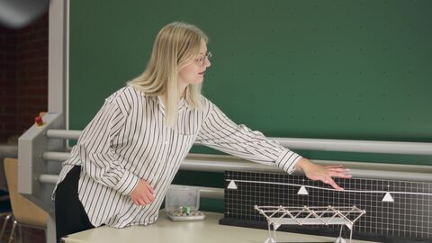 Das Lehrformat an der Uni Kassel nimmt mit anschaulichen Experimenten und digitalen Tools die Angst vor der häufig als schwierig empfundenen Tragwerkslehre im Architekturstudium.  Eine Studierende drückt auf eine Konstruktion, die sie gebaut hat, um die Stabilität zu prüfen