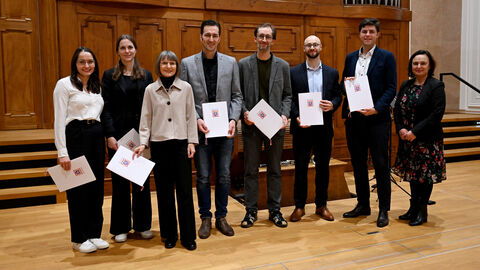 Die Preisträgerinnen und Preisträger des Hessischen Hochschulpreises für Exzellenz in der Lehre 2023 mit Staatssekretärin Ayse Asar (r) Die Preisträgerinnen und Preisträger des Hessischen Hochschulpreises für Exzellenz in der Lehre 2023 mit Staatssekretärin Ayse Asar