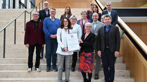 Am Ende der außerordentlichen Hochschulleitungstagung wurde einstimmig eine gemeinsame Resolution aller Hochschulen zum steigenden Antisemitismus in Folge der Terroranschläge der Hamas am 7. Oktober beschlossen., Ministerin Dorn mit Präsidentinnen und Präsidenten der hessischen Hochschulen