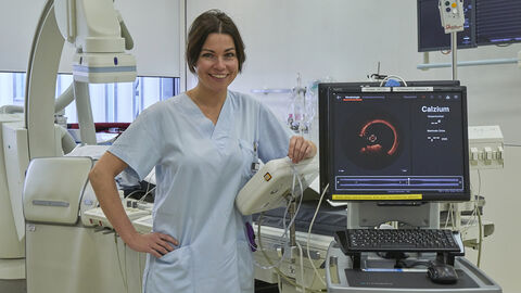 Frau Dr. Lena Seegers steht im Herzkatheter-Labor des Universitätsklinikums Frankfurt