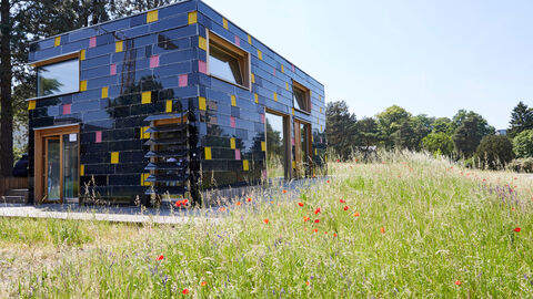 Das Solar Decathlon Haus der TU Darmstadt, ein kubischer Bau mit verspiegelter Fassade