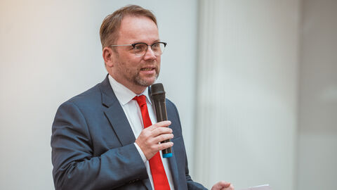 Minister Gremmels am Rednerpult.