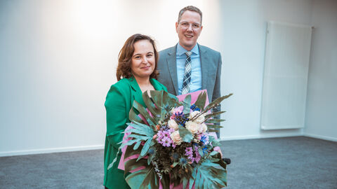 Staatssekretär Christoph Degen würdigte die Arbeit seiner Vorgängerin Ayse Asar. Der neue Staatssekretär Christoph Degen überreicht seiner Vorgängerin Ayse Asar einen Blumenstrauß.