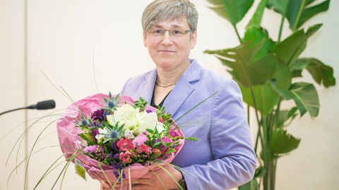Prof. Dr. Katharina Lorenz mit einem Blumenstrauß.