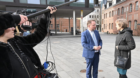 Timon Gremmels im Gespräch mit Prof. Dr. Ute Clement, Präsidentin der Uni Kassel; dabei auch ein Tonmann