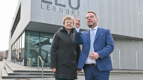 Gremmels und Clement vor dem Gebäude des Lernorts LEO.