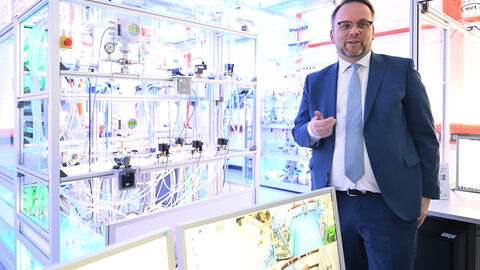 Zweite Station beim Antrittsbesuch: Die Modellfabrik von Prof. Andreas Kroll. Minister Gremmels neben dem wissenschaftlichen Aufbau.
