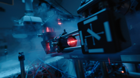 Laser Array eines Mikroskops zur Analyse von Biomaterialien. Ein Mikroskop mit Laserstrahl.