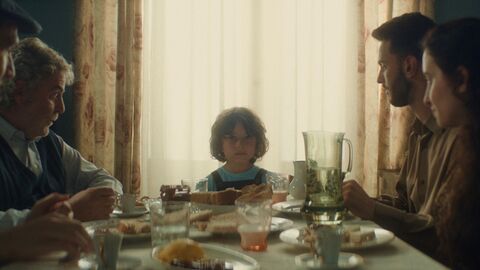 Szene aus "Das Meer ist der Himmel" Szene aus "Das Meer ist der Himmel": Eine Familie sitzt am Esstissch