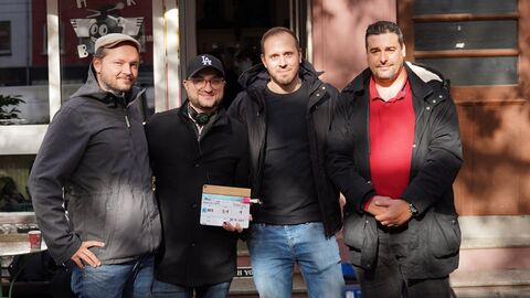 Der Frankfurter Filmemacher Enkelejd Lluca bringt mit der Verleihförderung seinen Debütfilm „Das Meer ist der Himmel“ in die Kinos. Gruppenfoto vom Setbesuch des Films "Das Meer ist der Himmel"
