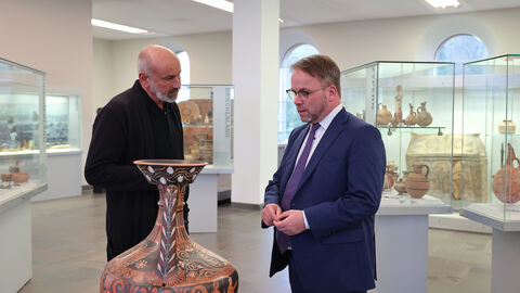 Die Objekte erzählen von der Sammellust der Landgrafen und zeigen die Antikenrezeption in Kassel Timon Gremmels und Martin Eberle schauen sich eine antike Vase an.