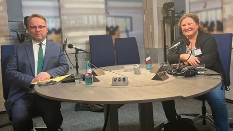 Minister Gremmels sitzt im hr-Studio mit einer Moderatorin.