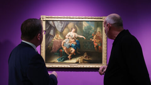 Minister Gremmels besuchte auch die Sonderausstellung "Alte Meister que(e)r gelesen". Minister und Direktor schauen sich ein Bild an.