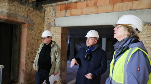 Voraussichtlich ab Anfang 2026 kann man im Tapetenmuseum alles über die Geschichte des Wandschmucks entdecken. Minister Gremmels auf der Baustelle.