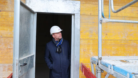 Minister Gremmels schaut sich die Baustelle des Deutschen Tapetenmuseums an.
