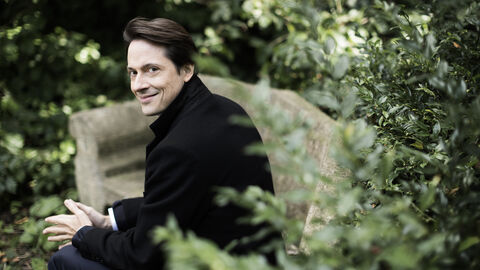 Leo McFall ist ab Sommer 2024 Generalmusikdirektor am Staatstheater Wiesbaden. Porträt von Leo McFall